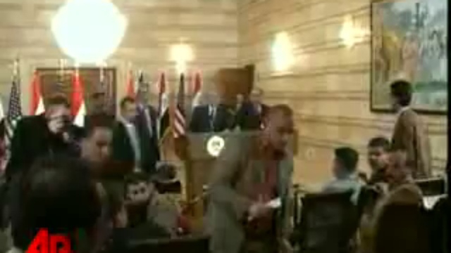 В Джорджа Буша кидают ботинки смотреть онлайн