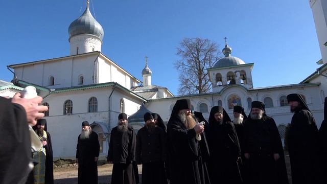 Выпуск белых голубей в Крыпецком монастыре на Благовещение Пресвятой Богородицы в 2023 г. смотреть онлайн