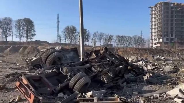 Вот что делает россия с обычным торговым центром. Никаких там военных объектов нет! смотреть онлайн