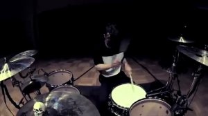 классно играет на барабанах