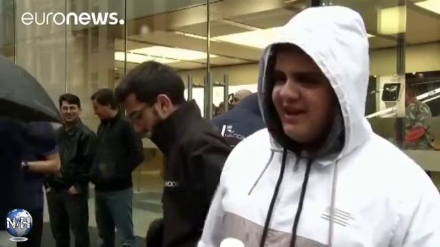 Новый iPhone черного цвета вышел на рынок, но не дошел до магазинов смотреть онлайн