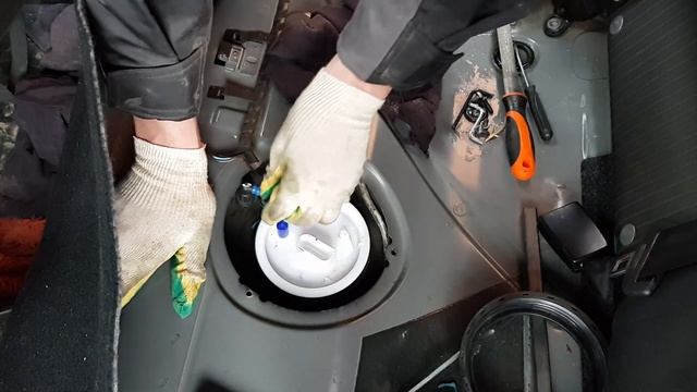 Volkswagen Polo Sedan 2013г.в // Не заводится! Ремонт - Замена топливного Насоса смотреть онлайн