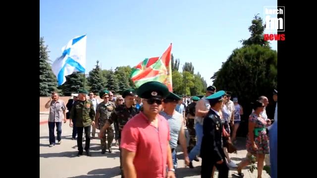 Пограничники с оркестром прошли по улицам Керчи смотреть онлайн
