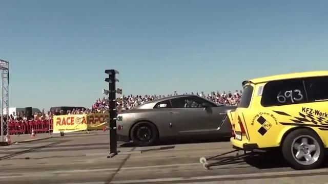 Nissan GTR R35 580HP vs. Trabant Turbo 3.0T смотреть онлайн