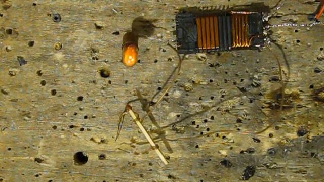 Высокое напряжение. Лёгкое зажигание дуги графитовым слоем на бумаге. смотреть онлайн