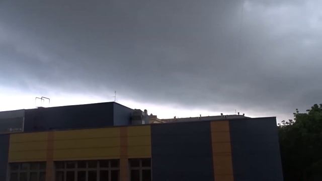 Тучи и облака в небе над Москвой 30 июня
