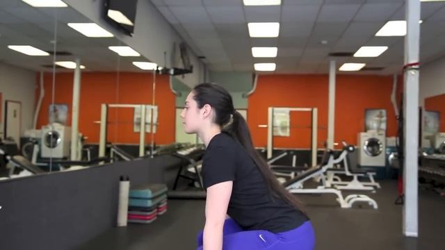 Приседание на Босу с подьемом на бицепс смотреть онлайн