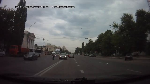 Водитель китайского автомобиля "Черри" выехал на встречную полосу. смотреть онлайн