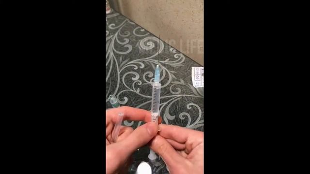 КАК СДЕЛАТЬ УКОЛ ВНУТРИМЫШЕЧНО #shorts смотреть онлайн