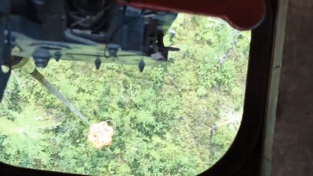 Как на вертолете Ми-8 доставляют воду для тушения лесных пожаров смотреть онлайн