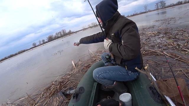 Рыбалка на фидер с лодки весной!Ловля на донки 2021. смотреть онлайн