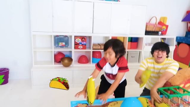 Last to Leave the Theatre Room Wins Challenge and more 1hr kids activities! смотреть онлайн