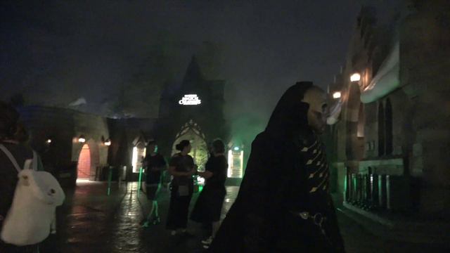 Death Eaters roaming freely at Universal Orlando's Wizarding World of Harry Potter смотреть онлайн