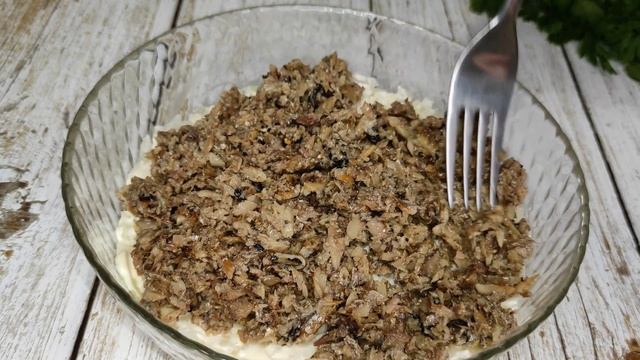 Слоенный САЛАТ "РЫБКИ В ПРУДУ" Вкусный и сытный саЛат со ШПРОТАМИ! смотреть онлайн