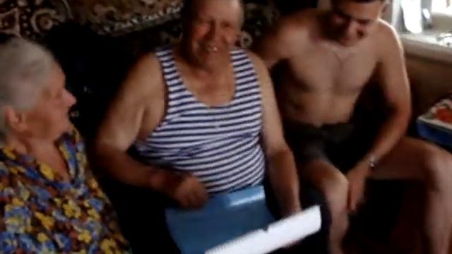 Дед смотрит календарь.MPG смотреть онлайн