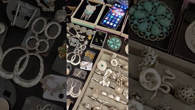 Серебряные украшения от народных мастеров хунармандов в гостинице 