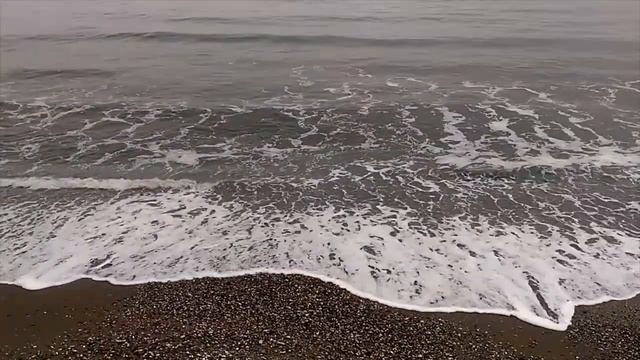 Крым, Новый Свет, Набережная и море в начале апреля 2022. Красивые волны, цветут цветы смотреть онлайн