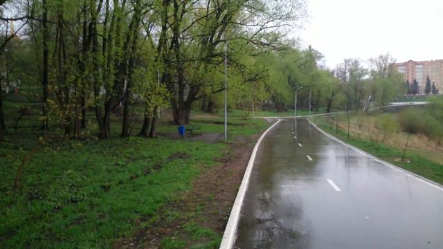 Городской парк весною после дождя смотреть онлайн