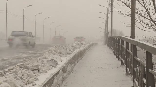 ВИАДУК ПОЧИСТИЛИ ОТ СНЕГА смотреть онлайн