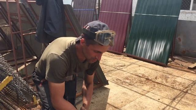 Как правильно резать, болгаркой. Видео сняли для прикола, не повторять!!!! смотреть онлайн