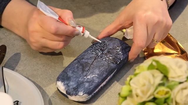 Идея для подарка на 8 марта: футляр для очков