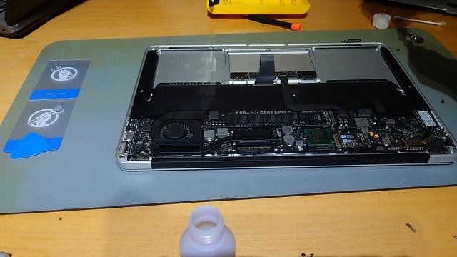 Removing the touchpad on Mac air A1369 to clean it смотреть онлайн