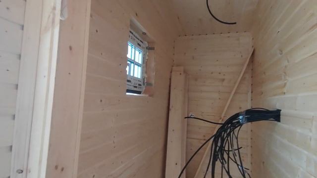 Обзор строительства каркасного дома 6х6 в 1.5 этажа с панорамными окнами террасой и крыльцом. смотреть онлайн