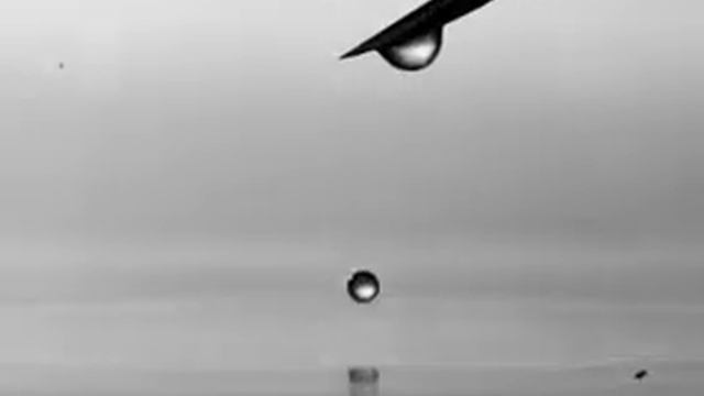 Падение капли воды в воду - Slow Motion смотреть онлайн