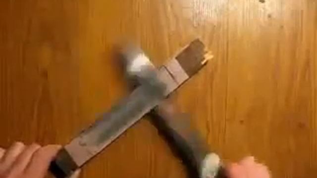 Как точить нож С помощью наждачки и кожи... смотреть онлайн
