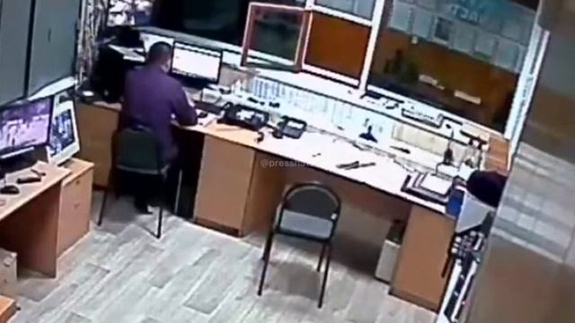Не желаете на пару минут окунуться в атмосферу провинциального отдела полиции? смотреть онлайн