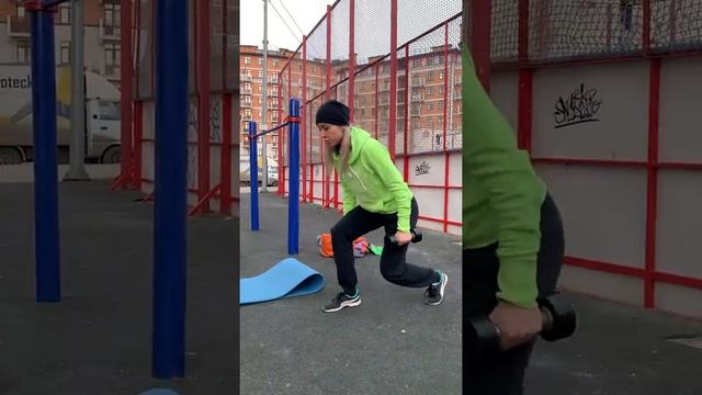 Выпады с выпрыгиванием.