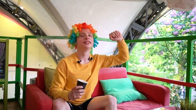 МАМА И СЫН НА БАТУТАХ | СЫН НАРУШАЕТ ПРАВИЛА В БАТУТНОМ ЦЕНТРЕ смотреть онлайн