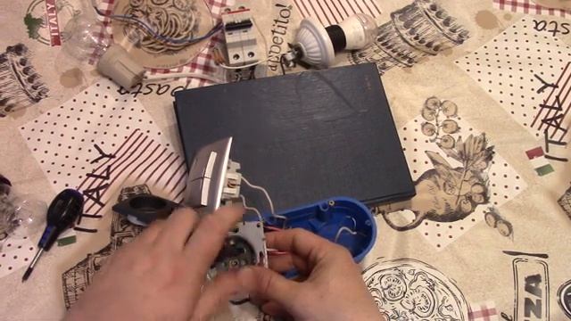 Электрика для начинающих 9 . Четыре провода торчат из стены . Что подключить ? смотреть онлайн