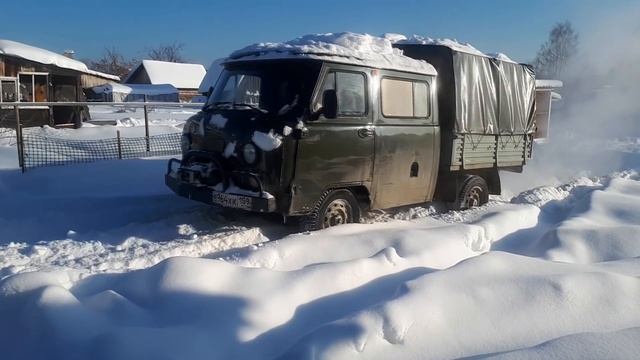 т 40ам тянет застрявший уаз с огорода смотреть онлайн