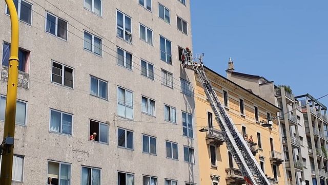 Технологии. Пожарные машины в Италии, Милане. Загадка: Что делают пожарники?Technology, fire trucks смотреть онлайн