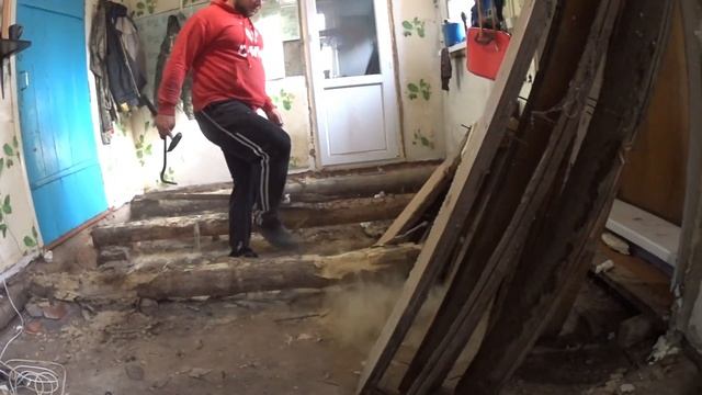 Замена полов в доме.Вскрываем полы.ДЕРЕВЕНСКИЙ ВЛОГ смотреть онлайн