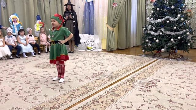 Зажигательный танец гномика на Новогоднем утреннике! смотреть онлайн