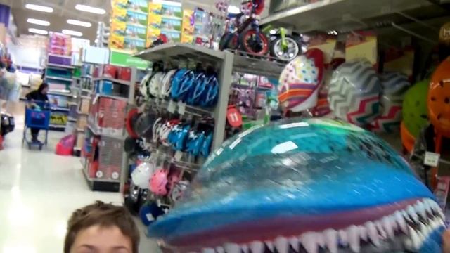 VLOG Магазин игрушек: КРУТЫЕ ВЕЛОСИПЕДНЫЕ КАСКИ для детей! Bicycle Helmets for kids! смотреть онлайн