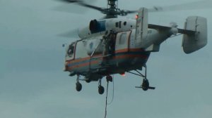 Пожарный вертолет МЧС забирает воду для тушения пожара