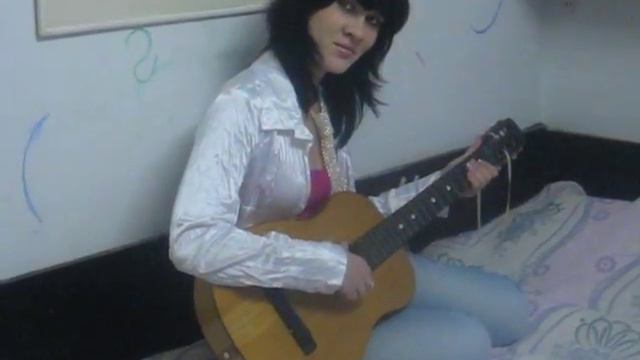 Бренчу на гитаре. За кадрами=))).AVI смотреть онлайн