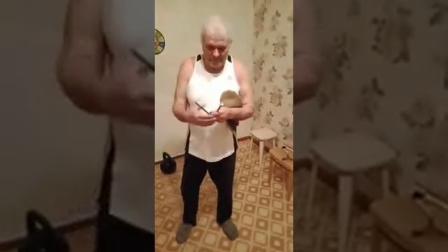 Тренировка с гирей 40 кг после 70 лет . Мой отец Рягузов Виктор Иванович, г. Семей , Казахстан смотреть онлайн