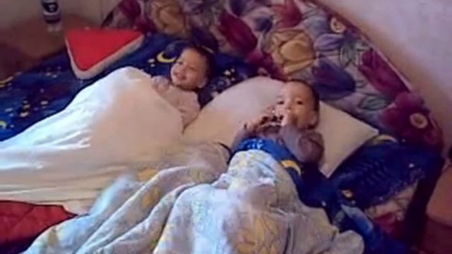 Малые типа спят в нашей кровати смотреть онлайн