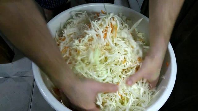 Квашеная капуста. Самая вкусная. Все очень просто. Sauerkraut auf Russisch. Sauerkraut in Russian смотреть онлайн