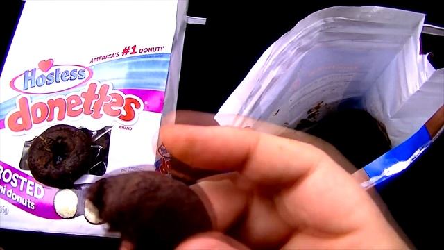 Hostess vs Little Debbie Double Chocolate Mini Donuts - What is the Best Doughnut? FoodFights Revie смотреть онлайн
