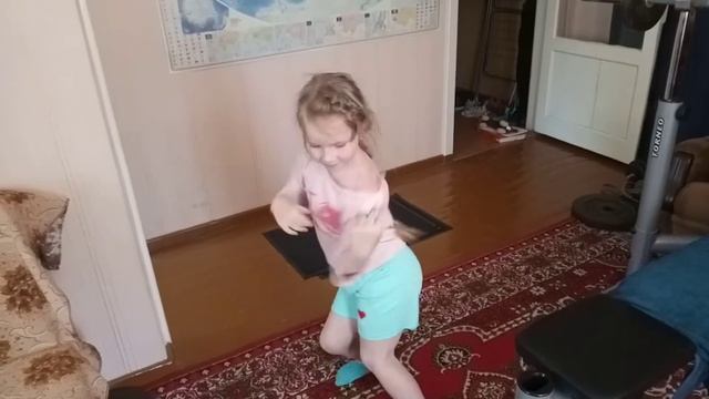 Девочка 6 лет - танец VID 20200531 140705 смотреть онлайн