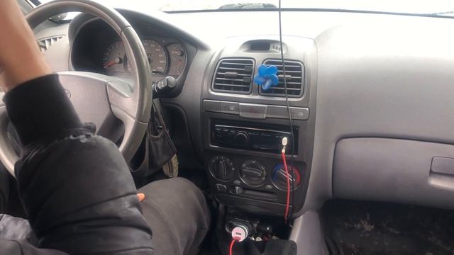 Почему в сырую погоду в салоне автомобиля Hyundai Accent пахнет тухлыми носками уксусом и тд смотреть онлайн