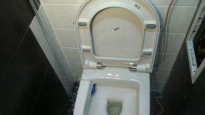 Инсталляция VitrA гудит и переливает. The VitrA installation hums and overflows.