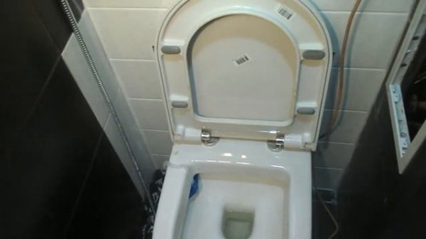 Инсталляция VitrA гудит и переливает. The VitrA installation hums and overflows.