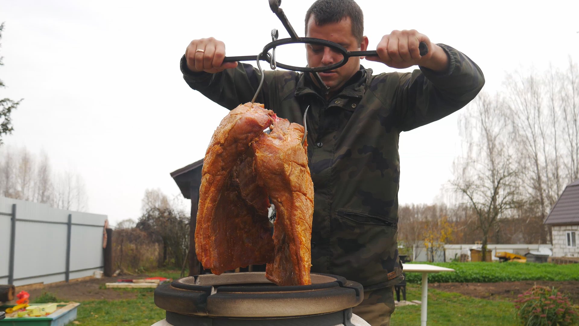 Вот так нужно готовить свиные ребра в тандыре.