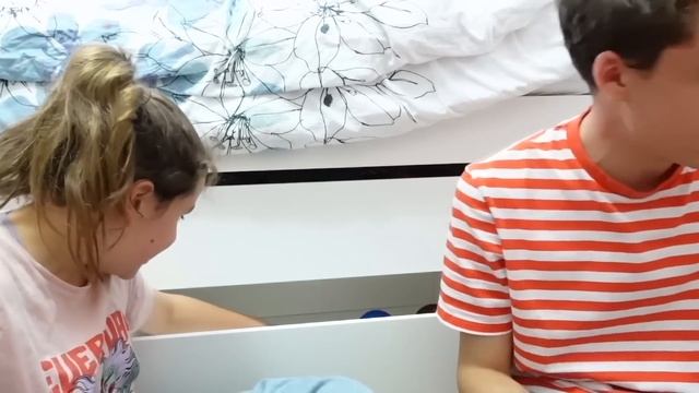 IL VOLE NOS POP-IT HANTÉS ! UN INCONNU CHEZ NOUS ! - PINK LILY (COMPILATION) смотреть онлайн